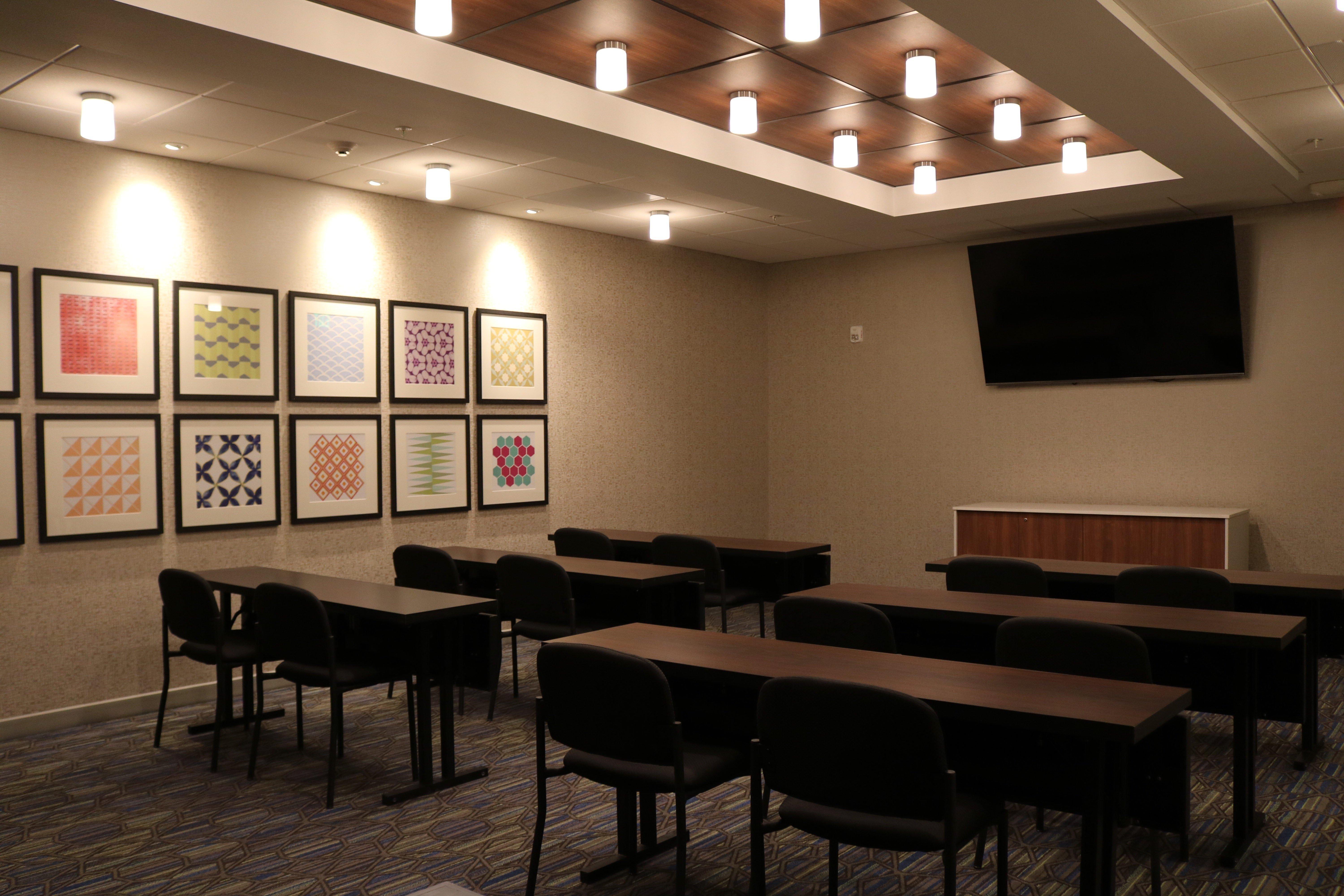 Express & - Airport - Cascade Stn By Ihg Hotel
